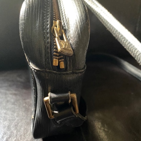 Louis Vuitton Epi Leather Crossbody - Picture 4 of 8